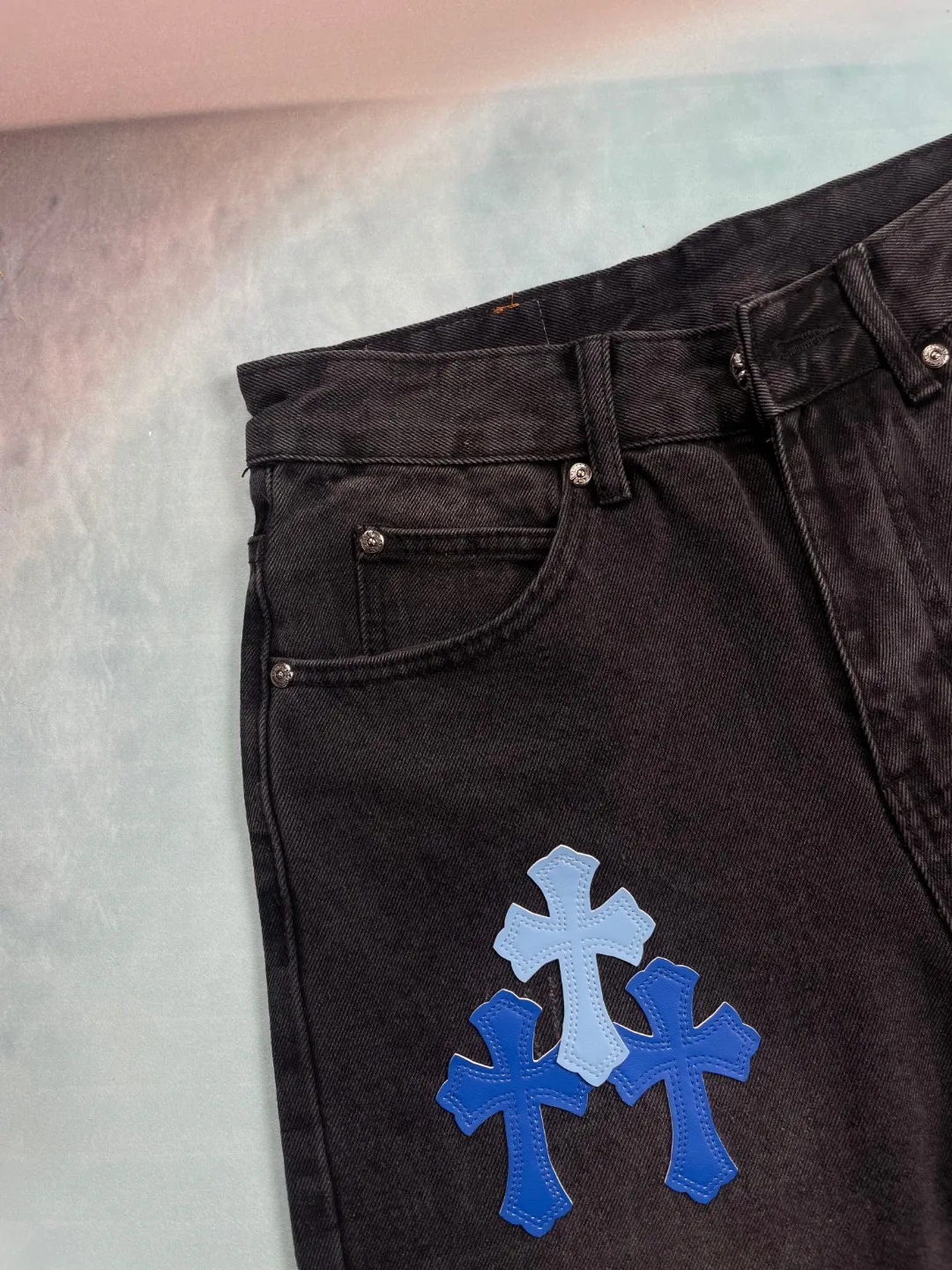 🅿️240 🔘Style No.-KL155 🔘Cro Heart𝐂𝐡𝐫𝐨𝐦𝐞 𝐇𝐞𝐚𝐫𝐭 Classic CH Black and Blue Cross Patch Leather Jeans* These Croix Heart Jeans are unique. High-quality denim fabrics are carefully selected and subjected to a special washing process to present retro color and texture, giving it a full texture. The iconic blue cross patch is made of fine cutting technology and carefully sewn on the trousers, making it strong and beautiful. The raw edges of the trousers are carefully distressed by hand, giving them a casual and uninhibited style. When paired with it, it can be paired with a simple solid-color sweatshirt and sneakers to create a casual street style; paired with a black motorcycle jacket and Martin boots to show a cool and punk style; combined with a slim shirt and leather shoes, it can create a yuppie gentleman look and can be easily adapted to various occasions.  Size: S M L XL (28.30.32.34) Color: Black